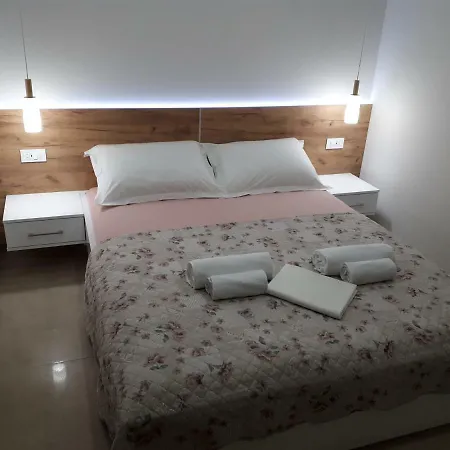 Roso * Μακάρσκα