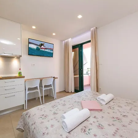 Roso * Μακάρσκα